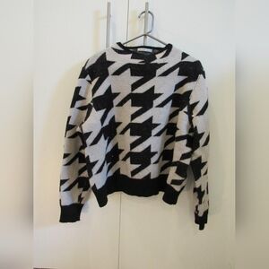 KAILY K Houndstooth Monochrome Knit Sweater